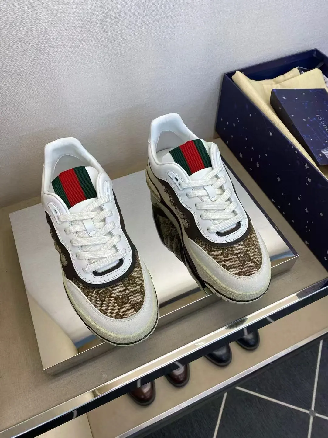 Factory price: 420💰Gucci new men's shoes GUCCI [Lightning] latest shoes are shipped. Original quality, fashionable, made of special materials, sheepskin lining, brand new packaging. The foot feels super comfortable and the workmanship is impeccable. Size: Men's 38-44, customized 45